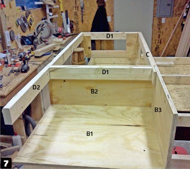 Dobbeltseng med opbevaring: Montér den yderste del af sengerammen Dobbeltseng med opbevaring: Montér den yderste del af sengerammen